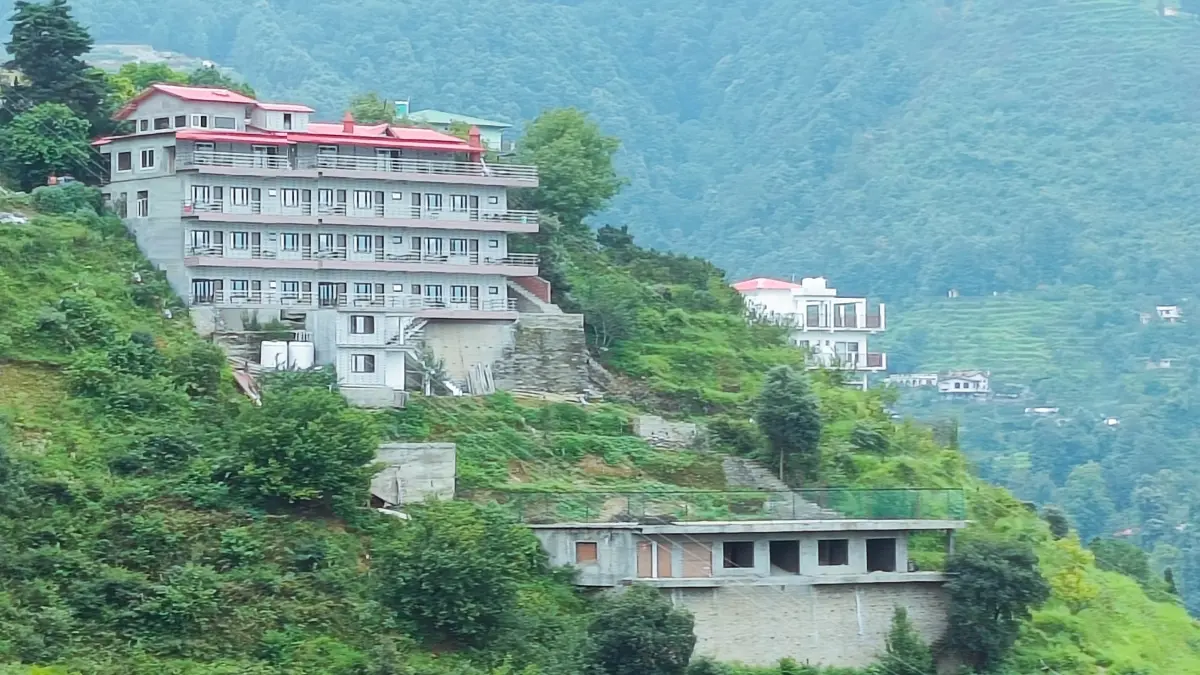 Hotel Cloud Inn from the road, Ramgarh