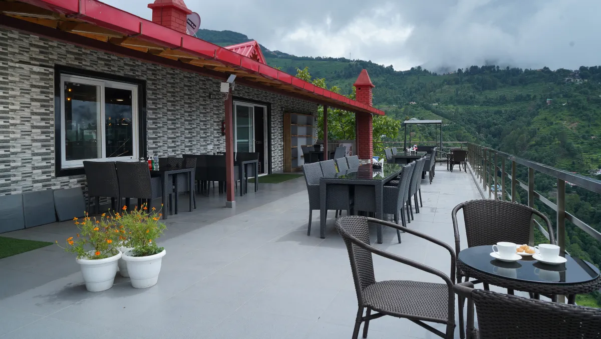 The open terrace above the valley